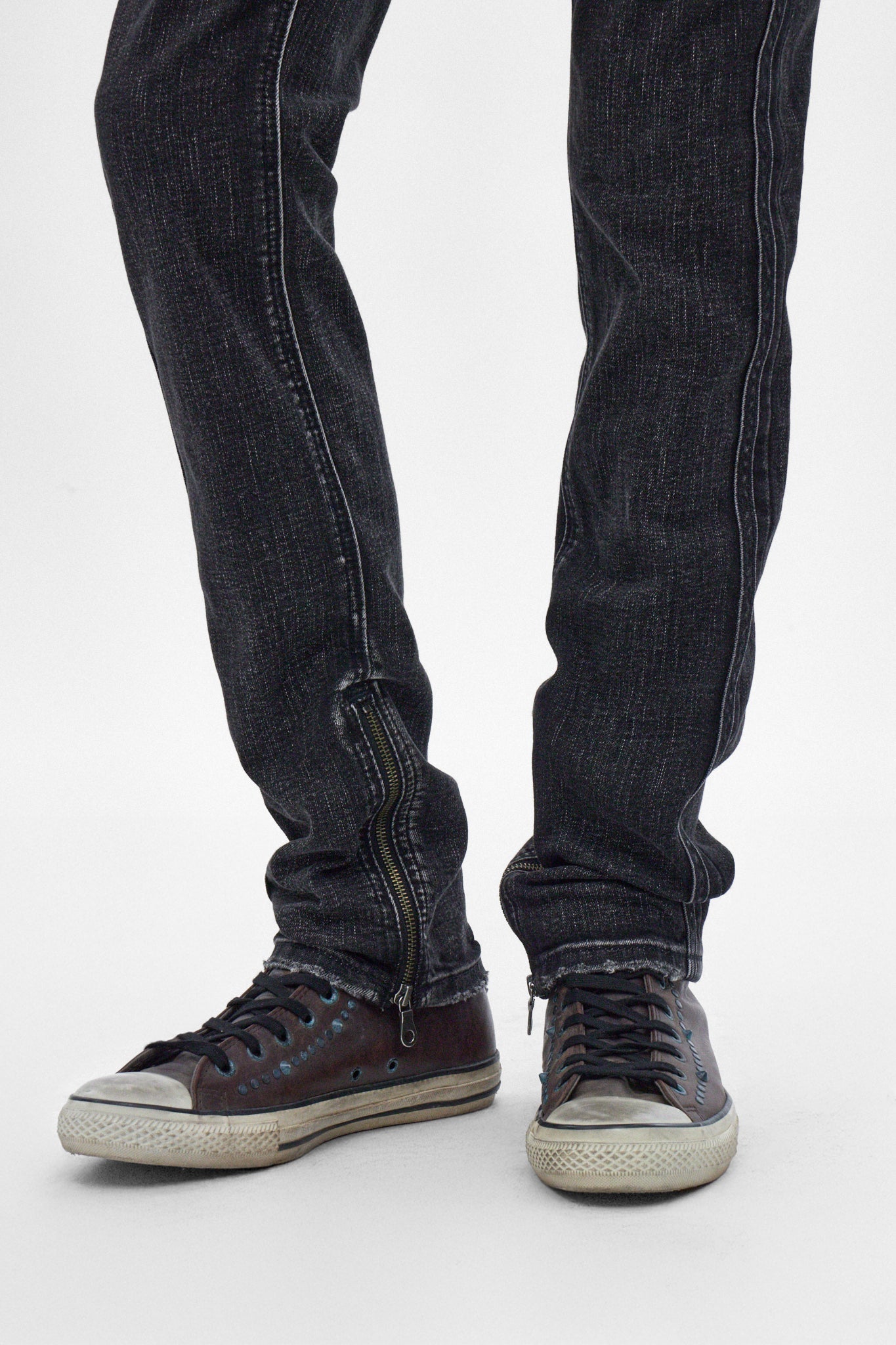 Charlie Slim Jeans in Black Wash