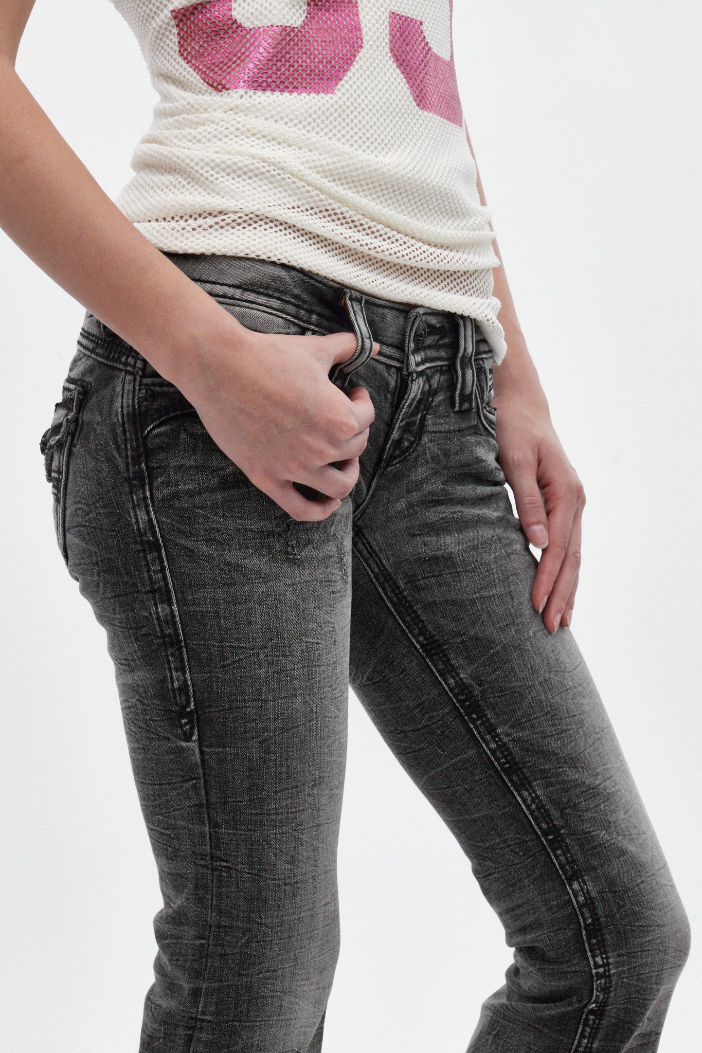 Gwen Super Low-Rise Bootcut Jeans in Black Dusk Fade