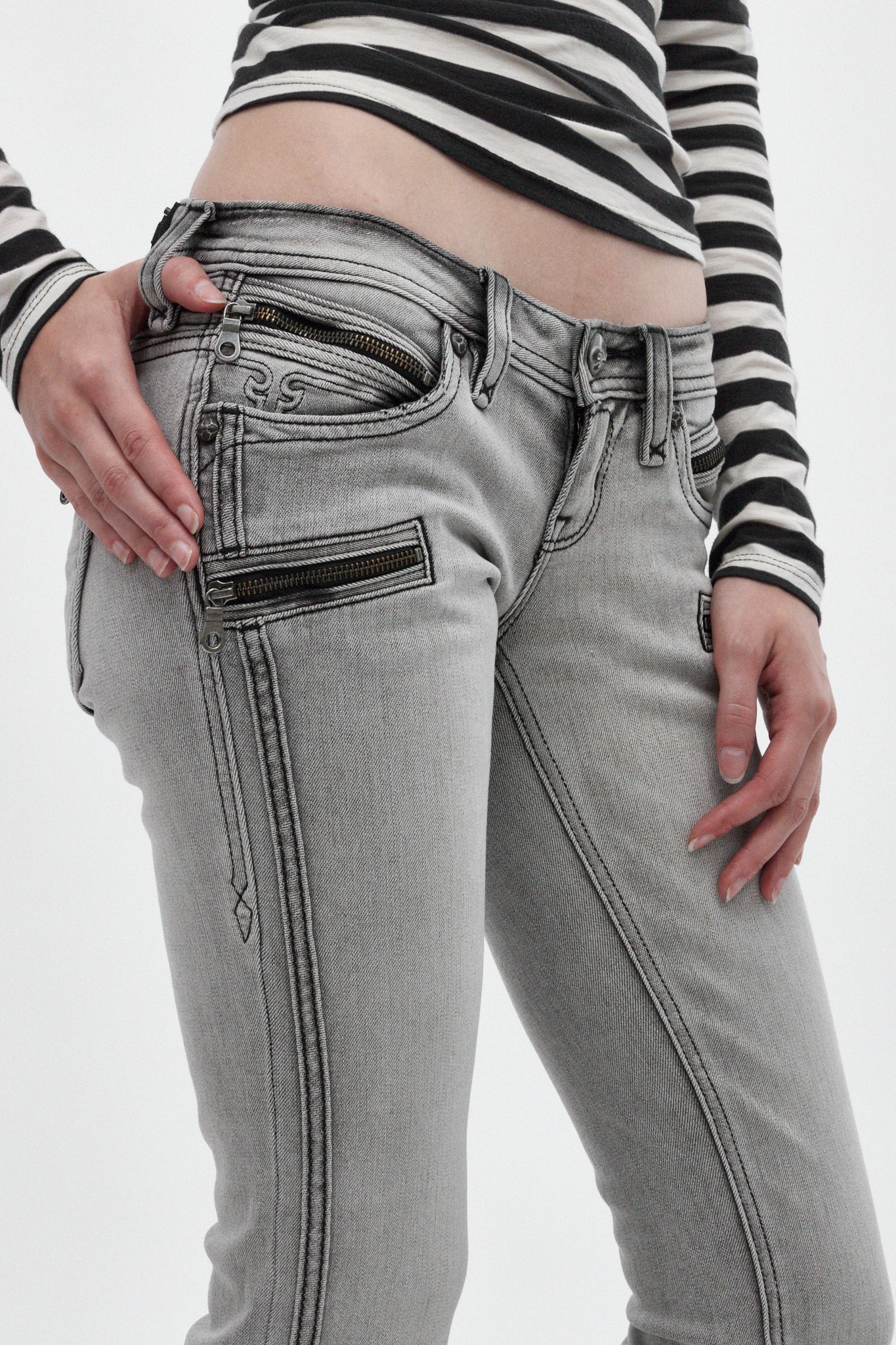 Kamil Super Low-Rise Bootcut Jeans in Light Gray